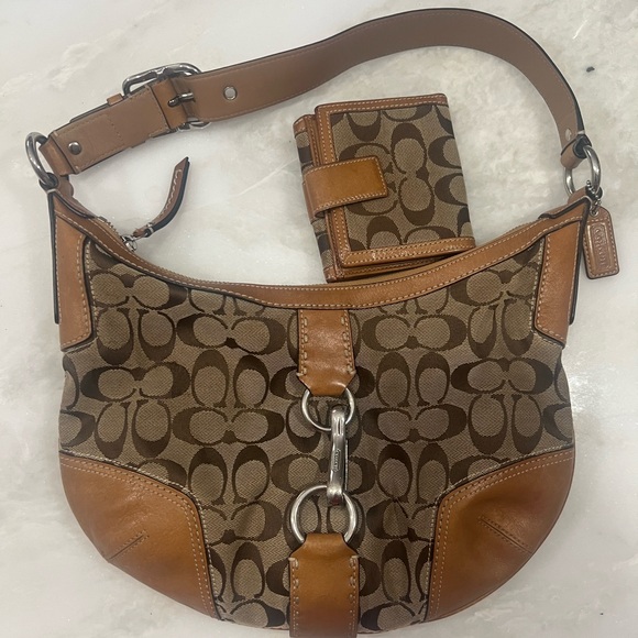 Coach Tan hobo with matching Wallet - Picture 1 of 7